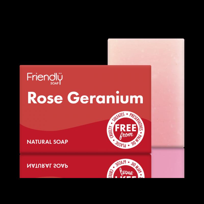 Friendly Soap såpestykke Rose & Geranium (95 g) i rød emballasje og lyserosa såpe med refleksjon