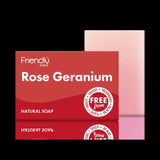 Friendly Soap såpestykke Rose & Geranium (95 g) i rød emballasje og lyserosa såpe med refleksjon