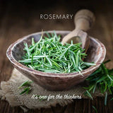 Friendly Soap såpestykke Rosmarin 95g i en treskål, med en treskje og rosmarinblader rundt