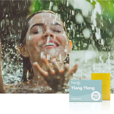 Friendly Soap såpestykke Ylang Ylang i gul, med emballasje og kvinne i dusj i bakgrunnen