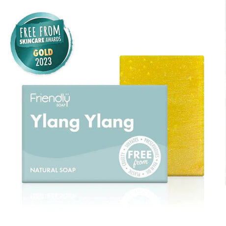 Friendly Soap såpestykke Ylang Ylang i gul med lyseblå emballasje, og Free From Skincare Awards-logo
