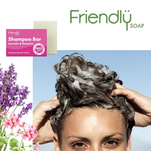 Friendly Soap Sjampobar Lavendel & Geranium 95g i hvit med rosa emballasje, i bruk på en person som vasker håret