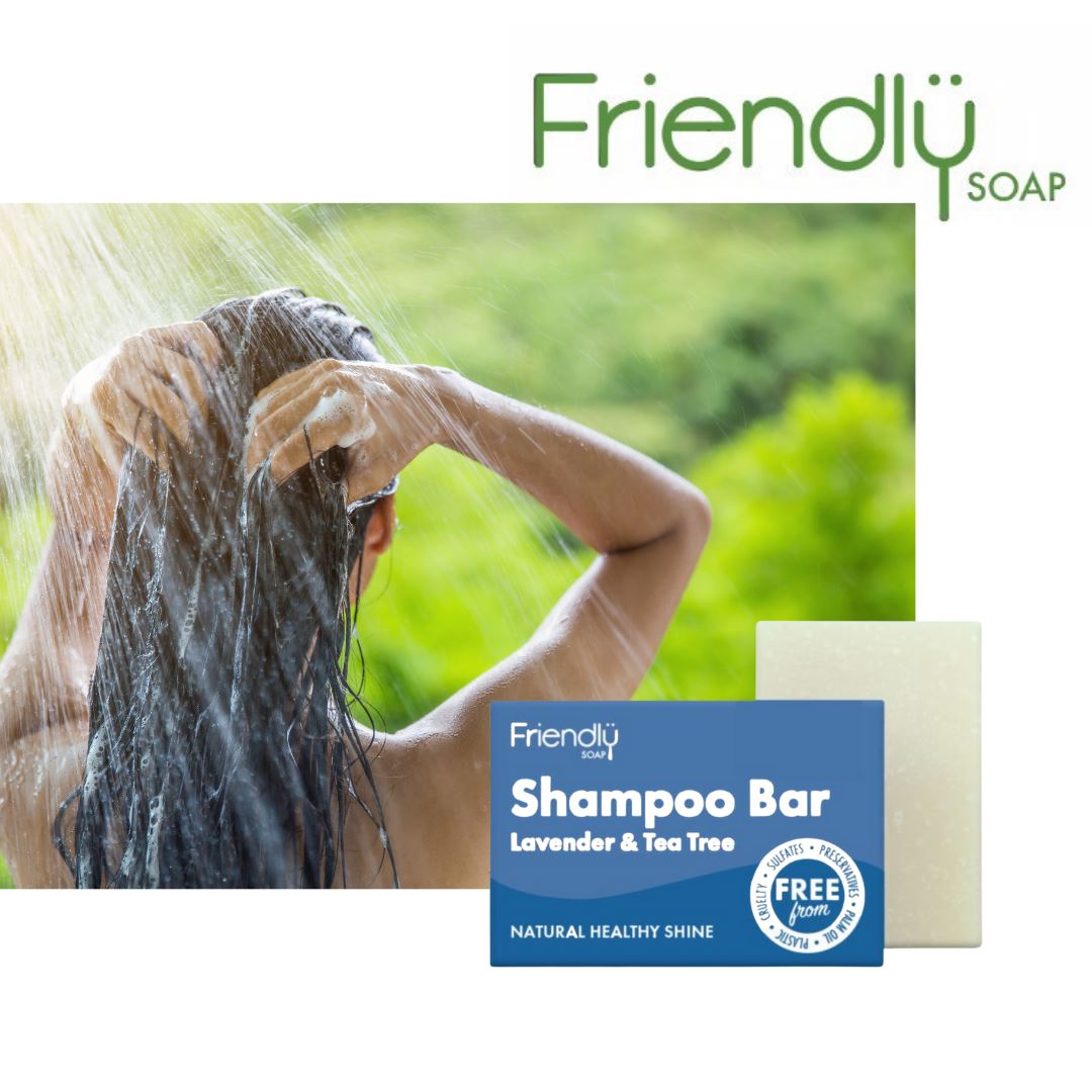 Friendly Soap sjampobar Lavendel & Tea Tree 95g i eske, med en person som vasker håret i bakgrunnen