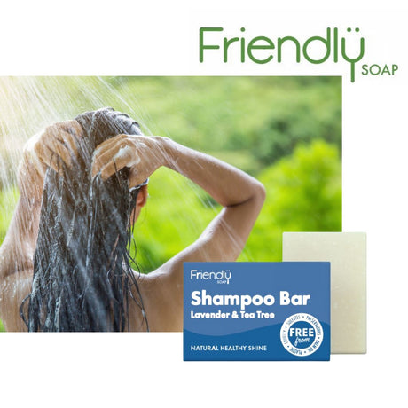 Friendly Soap sjampobar Lavendel & Tea Tree 95g i eske, med en person som vasker håret i bakgrunnen