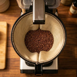 GreenGenius kaffefilter 1x4 i naturfarget tekstil med brun søm, fylt med kaffepulver, sett ovenfra
