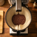 GreenGenius gjenbrukbart kaffefilter 1x6 beige i bomull og rustfritt stål, sett ovenfra med kaffepulver