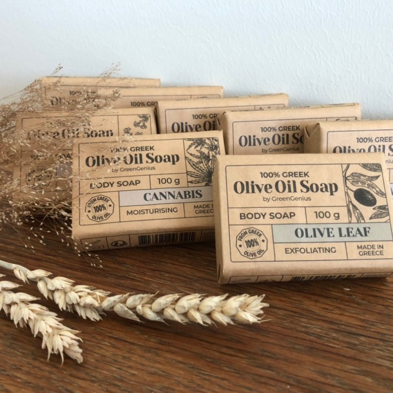 GreenGenius Olivensåpe 100g Lavendel i papir, sett fra siden med tørkede strå i forgrunnen