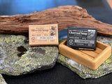 GreenGenius Olivensåpe Ren oliven 100g og Charcoal 100g, to såper på steiner med drivved og bambus såpeskål