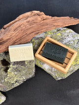 GreenGenius Olivensåpe Ren oliven og Charcoal 100g, to såper på steiner med drivved og bambus såpeskål
