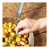 de Buyer Mineral B stekepanne i bruk til steking av poteter, viser naturlig non-stick overflate uten kjemisk belegg.