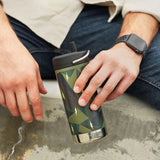 Klean Kanteen termokopp 355ml Twist Cap svart i rustfritt stål, holdt i hånden av en person med klokke