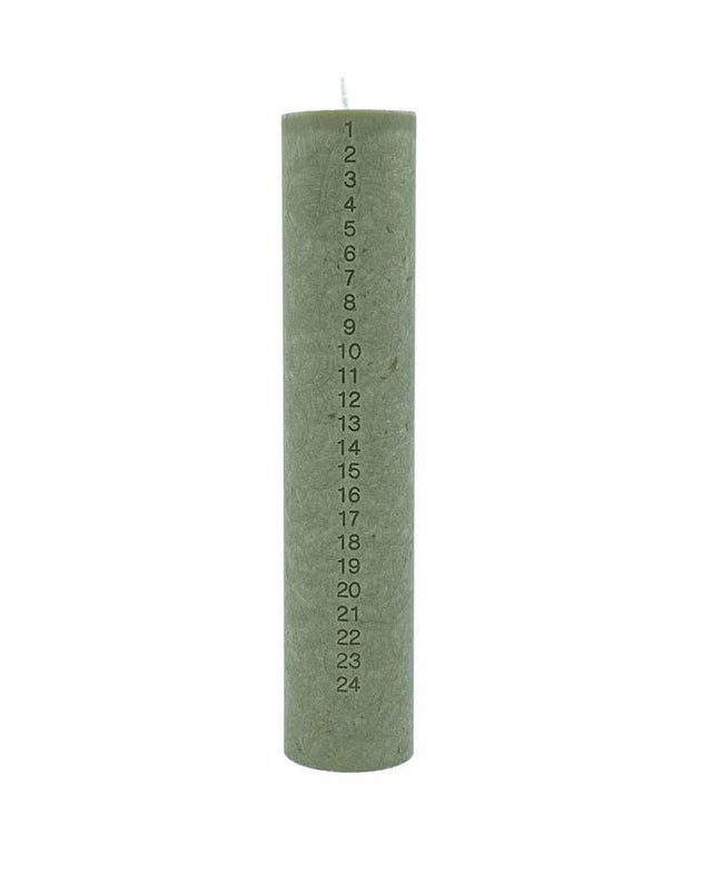 Kunstindustrien kalenderlys i Moss Green med tall fra 1 til 24, sett rett forfra Suztain.no