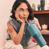 Klean Kanteen Rise Tumbler 1065 ml Ice Blue i rustfritt stål, i bruk av en person innendørs