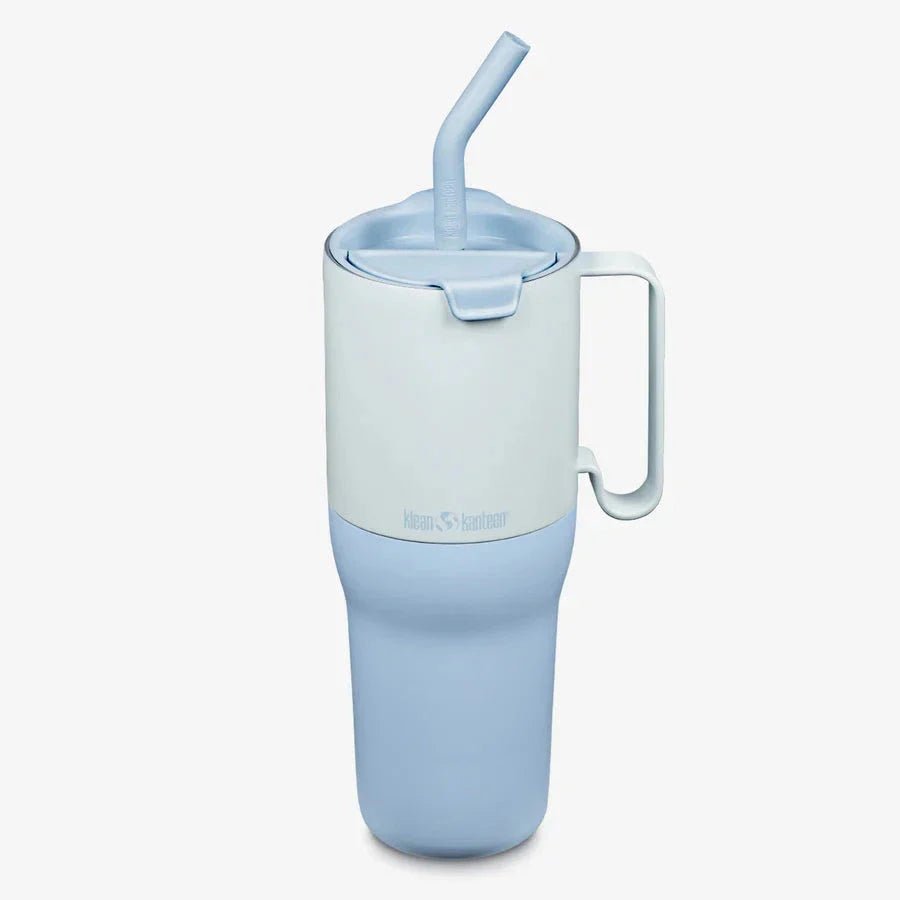 Klean Kanteen Rise Tumbler 1065 ml Ice Blue i rustfritt stål, sett forfra med sugerør og håndtak