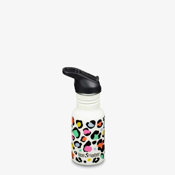Klean Kanteen Drikkeflaske Barn 355ml Sports Cap Leopard Print i rustfritt stål, sett fra siden