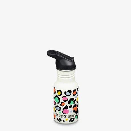 Klean Kanteen Drikkeflaske Barn 355ml Sports Cap Leopard Print i rustfritt stål, sett fra siden