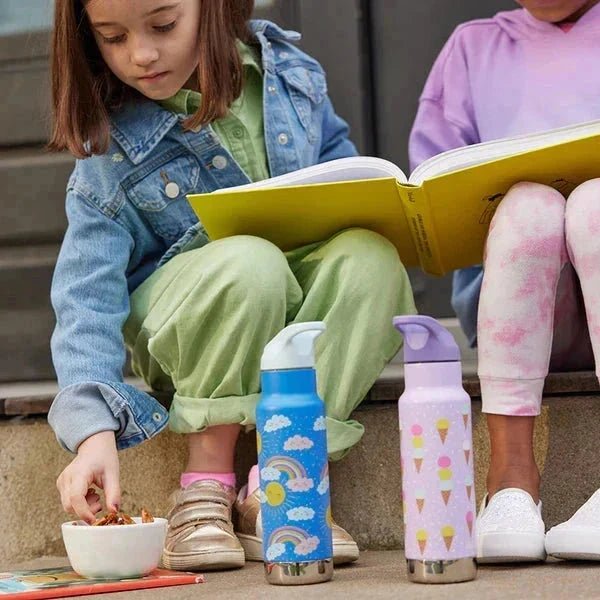 Klean Kanteen 355ml Termoflaske Barn Ice Cream i blå og lilla i bruk av barn som leser