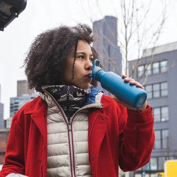 Klean Kanteen Classic Drikkeflaske 532ml Sea Spray i rustfritt stål, i bruk av person i bymiljø