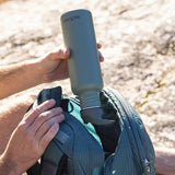 Klean Kanteen Classic drikkeflaske 800ml Clear Sky i rustfritt stål, i bruk med lokket delvis i en sekk