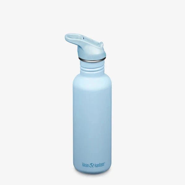 Klean Kanteen Classic drikkeflaske 800ml Clear Sky i rustfritt stål, sett fra siden med åpent sugerør Suztain.no