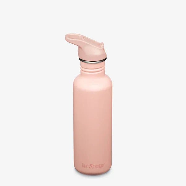 Klean Kanteen Classic drikkeflaske 800ml Peach Parfait i rustfritt stål, sett fra siden med lokk