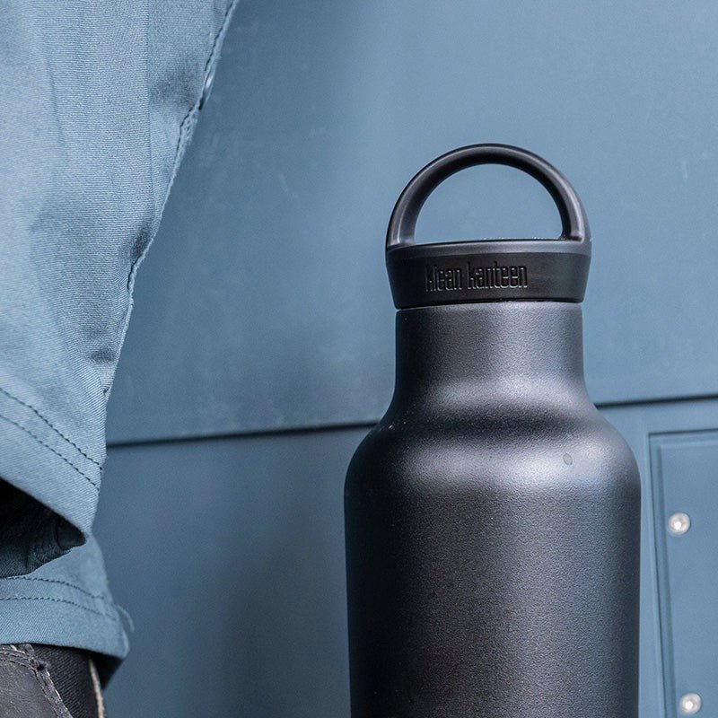 Klean Kanteen Classic Arch Loop Cap i svart polypropylen, nærbilde av lokket på en flaske
