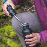 Klean Kanteen Classic Flip Seal Sport Cap med sugerør, svart i polypropylen og silikon, i bruk på flaske