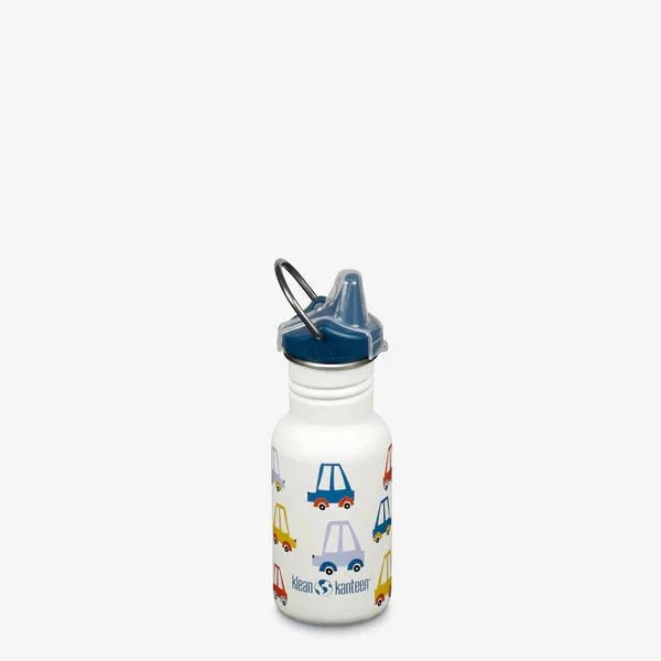 Klean Kanteen Drikkeflaske Barn 355ml Classic Cars i rustfritt stål, sett fra siden med blå sippy-kork