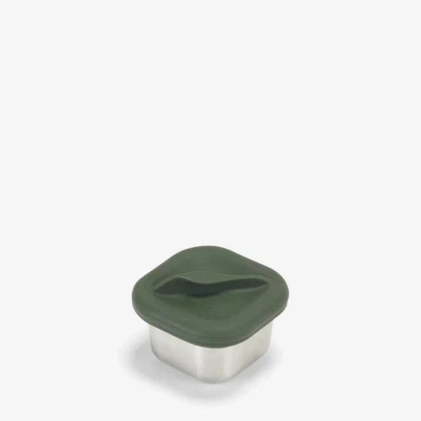 Klean Kanteen Half Snack Box 83 ml liten firkantet snackboks i rustfritt stål med silikonlokk sett skrått ovenfra siden