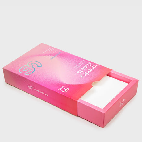 Laundry Sheets tøyvask 60 ark uten duft i rosa eske med åpnet skuff som viser hvite ark