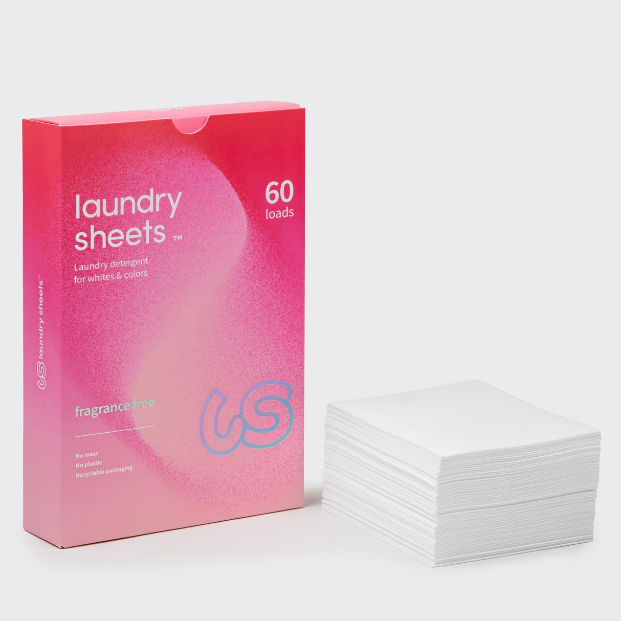 Laundry Sheets tøyvask 60 ark uten duft i rosa eske av papp, med en stabel hvite ark ved siden av