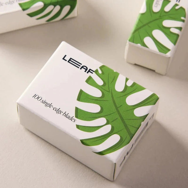 Eske med 100 single edge-barberblader i stål fra Leaf Shave Suztain.no