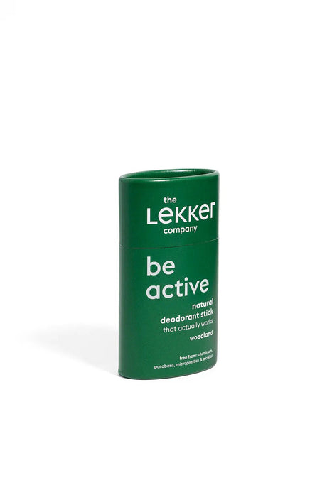 The Lekker Company deodorant stick Be Active Woodland grønn i pappemballasje med hvit tekst, sett fra siden