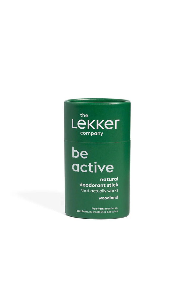 The Lekker Company deodorant stick Be Active Woodland grønn i pappemballasje med hvit tekst, sett forfra Suztain.no