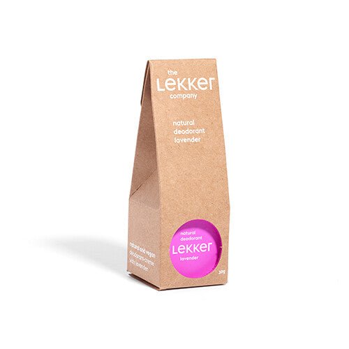 The Lekker Company deodorant Lavender i pappemballasje med lilla etikett, sett fra skrått ovenfra med hvit bakgrunn Suztain.no
