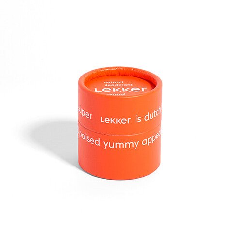 The Lekker Company Deodorant Neutral oransje i pappemballasje med hvit tekst, sett fra siden
