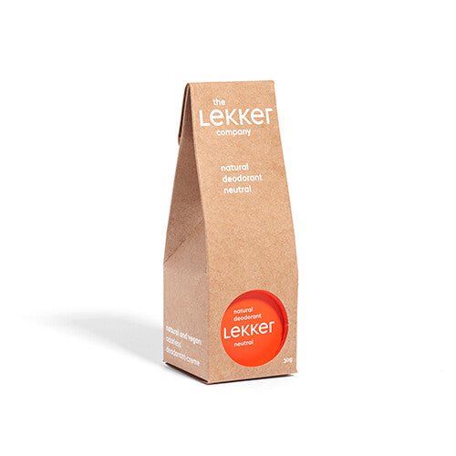 The Lekker Company Deodorant Neutral 30g oransje i pappemballasje med hvit tekst, sett fra skrått ovenfra