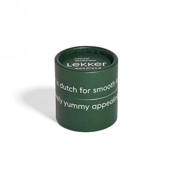 The Lekker Company deodorant Woodland i mørkegrønn pappemballasje, sett fra siden med hvit bakgrunn