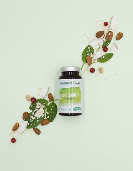 Natures Own CoQ10 Multi 60 kapsler med nøtter, kokos og spinat på lys grønn bakgrunn