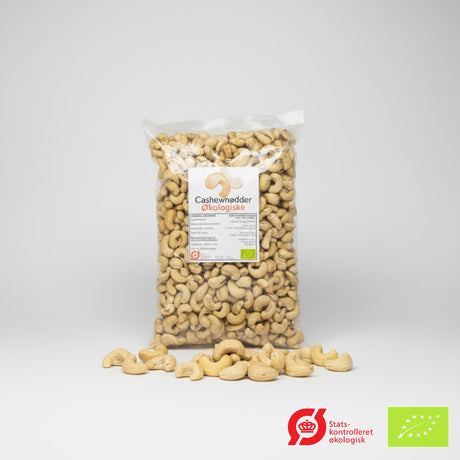 Sustzain økologiske cashewnøtter 1 kg i gjennomsiktig pose med spredte nøtter på hvit bakgrunn