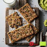Suztain økologiske gresskarkjerner 1 kg på sprø knekkebrød med frø og avokadodip