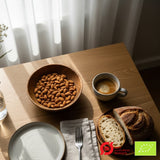 Suztain økologiske mandler Valencia 1 kg i trebolle på frokostbord med brød og kaffe