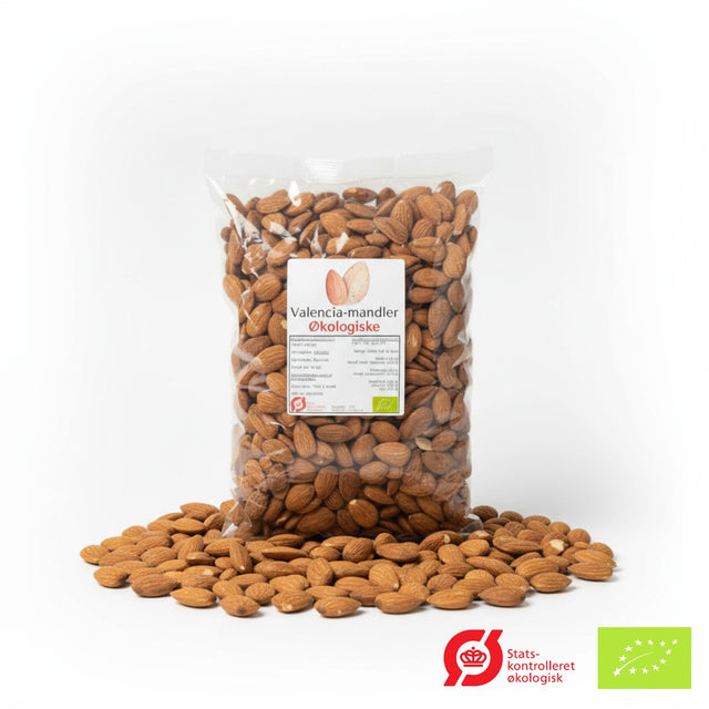 Suztain økologiske mandler Valencia 1 kg i gjennomsiktig pose med mandler spredt rundt på hvit bakgrunn Suztain.no