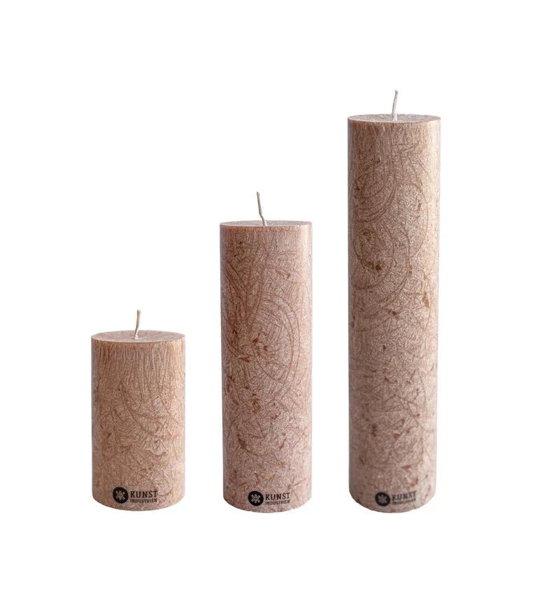 Kunstindustrien Kubbelys 10 cm Hazelnut i olivenvoks, med to andre kubbelys i forskjellige høyder