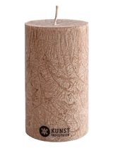 Kunstindustrien Kubbelys 10 cm Hazelnut i olivenvoks, sett fra siden med synlig logo nederst