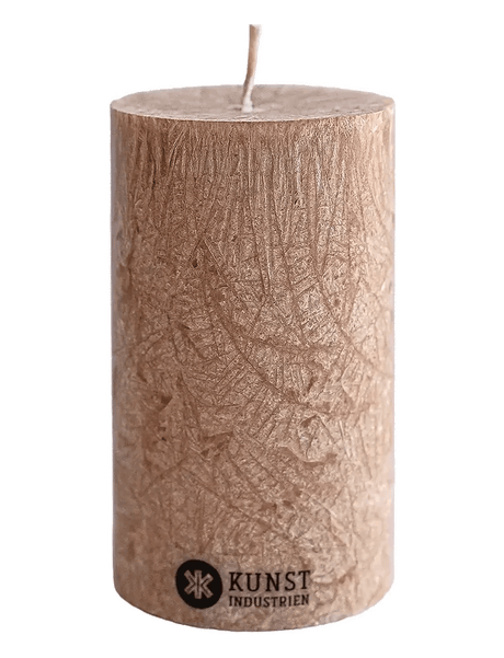 Kunstindustrien Kubbelys 10 cm Hazelnut i olivenvoks, sett fra siden med synlig logo nederst