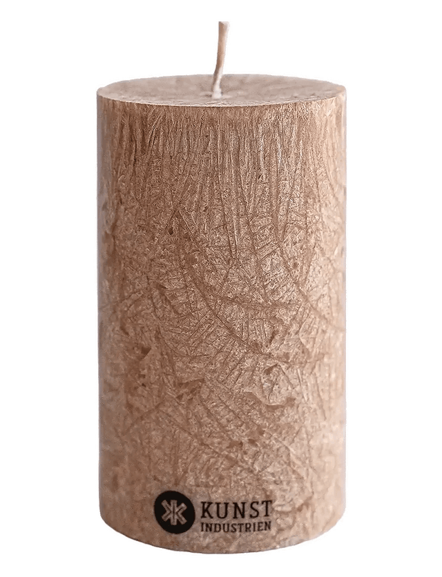 Kunstindustrien Kubbelys 10 cm Hazelnut i olivenvoks, sett fra siden med synlig logo nederst Suztain.no