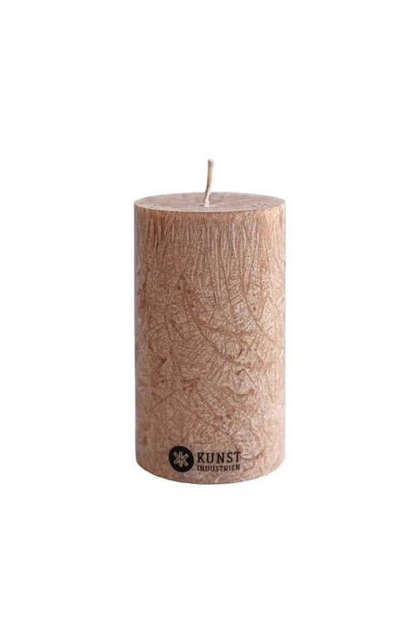 Kunstindustrien Kubbelys 10 cm Hazelnut i olivenvoks, sett forfra med veke og logo nederst