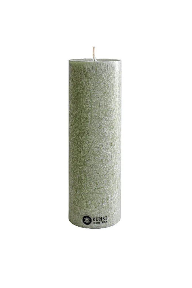 Kunstindustrien kubbelys 18 cm Moss Green i olivenvoks, sett forfra med merkelogo nederst
