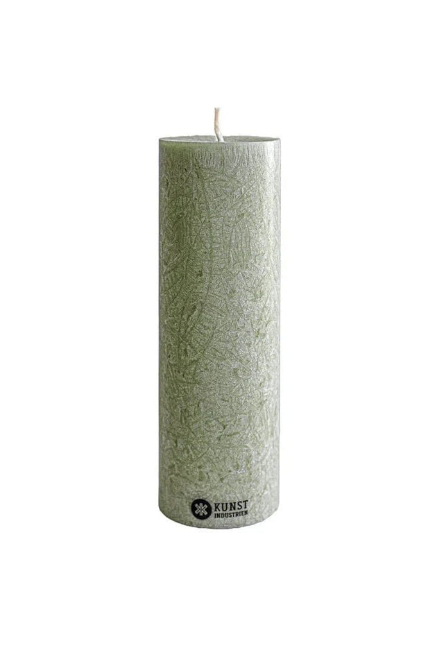 Kunstindustrien kubbelys 18 cm Moss Green i olivenvoks, sett forfra med merkelogo nederst Suztain.no